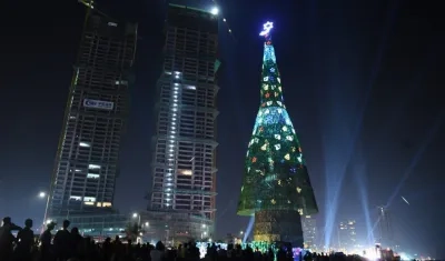 Así luce el árbol de navidad más alto del mundo.