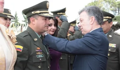 El Presidente Juan Manuel Santos imponiendo la insignia al nuevo BG Norberto Mujica Jaime.