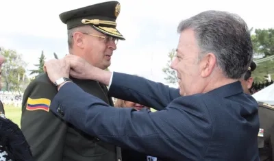El Presidente Juan Manuel Santos, imponiendo la insignia al nuevo BG Silverio Suárez Hernández.