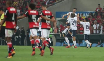 Jugadores de Independiente celebran el gol de Ezequiel Barco.