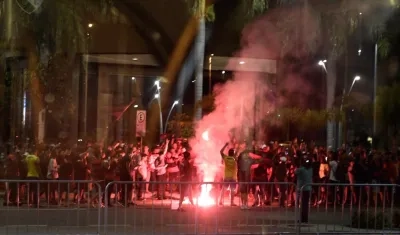 Hinchas del Flamengo frente al lugar donde se hospeda la delegación de Independiente.