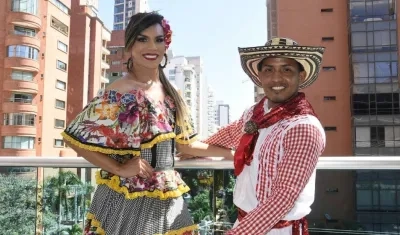 Ivanoska Arenas, reina del Carnaval Gay del Atlántico 2018 y Jorge Pertuz, rey Momo Gay del año pasado.