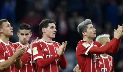 Jugadores del Bayern aplauden a los hinchas. 