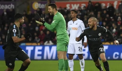Jugadores del City celebran una anotación. 