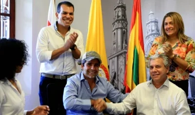 El alcalde Alejandro Char y René Pérez después de constituir MiRed IPS.