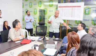 El alcalde de Soledad, Joao Herrera, con el equipo que prepara el Plan de Ordenamiento Territorial, POT.