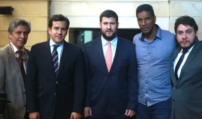 Los exalcaldes venezolanos, David Smolansky y Delson Guarate, con el presidente de la Cámara, Rodrigo Lara.