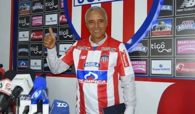 Alexis Mendoza después de firmar como nuevo técnico de Junior.