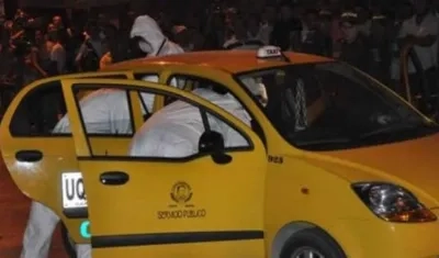 Imagen del levantamiento del cadáver ocurrido en los primeros días de 2012. 