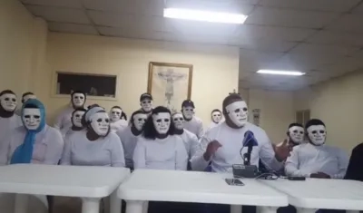 Los líderes del Bajo Cauca chocoano con sus máscaras.