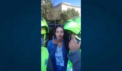 Momento en el que la mujer posa ante una grabación.