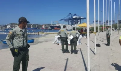 Levantamiento del cadáver del anciano que, al parecer, murió por inmersión.