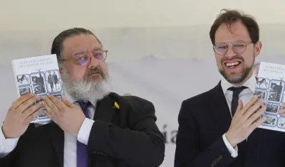 El escritor mexicano Jorge F. Hernández (i) y el director del museo Soumaya, Alfonso Miranda (d), participan durante la presentación del libro "A cincuenta años de cien años de soledad".