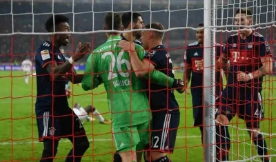 Acción del partido entre Bayern y  Stuttgart. 