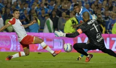 Acción del partido entre Santa y Millonarios. 