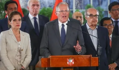 El presidente de Perú, Pedro Pablo Kuczynski, mientras habla acompañado de la primera ministra, Mercedes Araoz (i), y el canciller, Ricardo Luna (2d), durante un mensaje a la nación. 