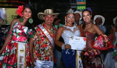 Eliana Pagán, reina Popular 2017; Ricardo Sierra, rey Momo 2018, la candidata Estefany Nuñez y la reina del Carnaval Valeria Abuchaibe.