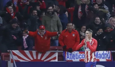 Fernando Torres, delantero del Atlético de Madrid, celebra el gol. 
