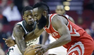 James Harden en acción ante los Bucks. 