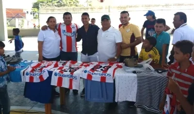 El defensa juniorista Germán Gutiérrez y el Alcalde Efrain Bello, presidiendo la subasta.