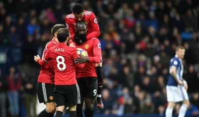 Romelu Lukaku festeja el tanto con sus compañeros. 