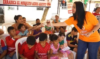 La Gerente del HMI Claudia Arena, distribuyendo los folletos.