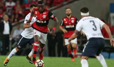 Vinicius Júnior encara a dos jugadores en la final de la Copa Sudamericana.