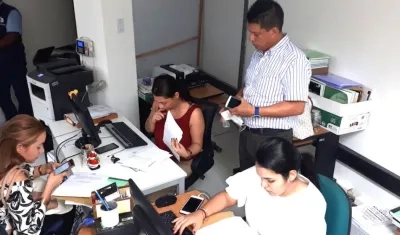 Marbel Pizarro, coordinadora electoral del Atlántico y el delegado William Malpica, atendiendo las modificaciones.