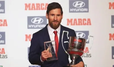 Messi con los dos premios.