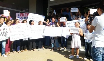 Muchas personas se acercaron a la sede de la Fiscalía.