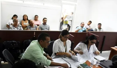 Familiares de Eduardo Pinto se encuentran en la puerta de la sala.