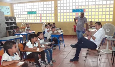 El Alcalde Efraín Bello, con niños beneficiarios del PAE.