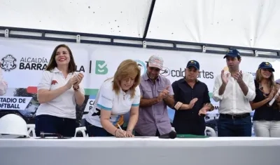 Clara Luz Roldán, directora de Coldeportes, y el Alcalde Alejandro Char.