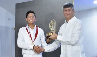 El ciclista Nelson Soto recibe de manos del periodista Estewil Quesada el premio de Deportista del Año 2017, que otorga la Acord Atlántico.