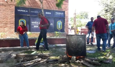 Una olla con sancocho en medio de la jornada de protesta.