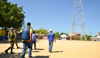 Personal de Edumás sensibilizando a habitantes de sectores en donde se levantan torres de energía.