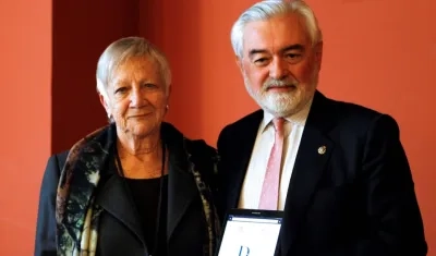 El director de la Real Academia Española (RAE), Dario Villanueva (d), y Paz Battaner (i), anuncian las modificaciones llevadas a cabo en la edición digital de su diccionario