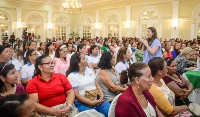 La directora del ICBF Karen Abudinen en presentación de la campaña “La familia es mi cuento”