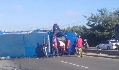 Camión de gaseosas volcado. 