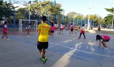 Acción de uno de los partidos del campeonato. 