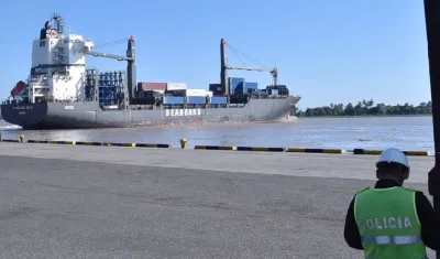 El buque que debe aligerar carga en La Guajira.