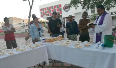 Momentos en que el párroco William Acosta hacía la bendición de los panes y los alimentos.