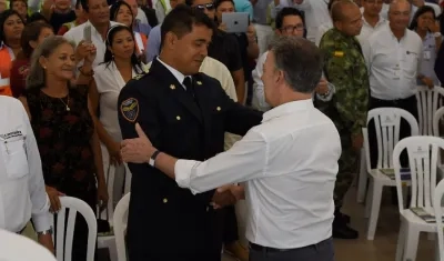 El reconocimiento al bombero Juan Miguel Olivares es por su  liderazgo en el rescate de 34 personas afectadas por el paso del huracán Matthew el 1° de octubre del 2016.