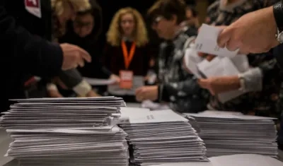 Los miembros de una mesa electoral participan en el recuento de votos en el colegio La Sedeta, tras la jornada de las elecciones catalanas del 21D. 