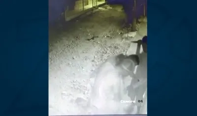 Momentos en que era asaltada la mujer.