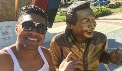 Teófilo Gutiérrez con la estatua de Diomedes Díaz. 