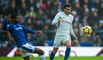 Cuco Martina intenta despojar del balón a Pedro. 