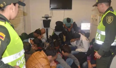 El grupo de extranjeros tras el operativo de la Policía.