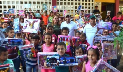 El Alcalde Efraín Bello y la primera gestora Liliana Ramírez, durante la entrega de regalos.