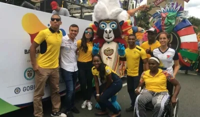Baqui con los deportistas colombianos.